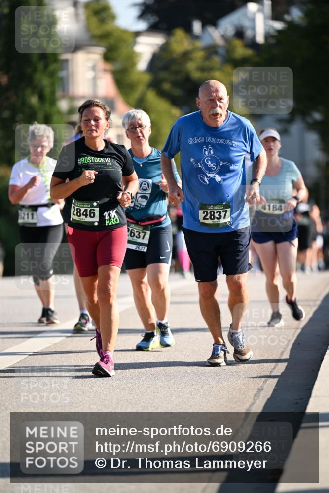 01.09.2024 - BARMER Alsterlauf Dr. Thomas Lammeyer http://msf.ph/oto/6909266 01.09.2024 09:44:02 Laufen 10, 1211, 2846, 1637, 2637, 2837, 4184 meine-sportfotos.de