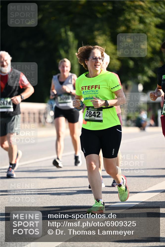 01.09.2024 - BARMER Alsterlauf Dr. Thomas Lammeyer http://msf.ph/oto/6909325 01.09.2024 09:44:05 Laufen 2474, 5, 2842 meine-sportfotos.de