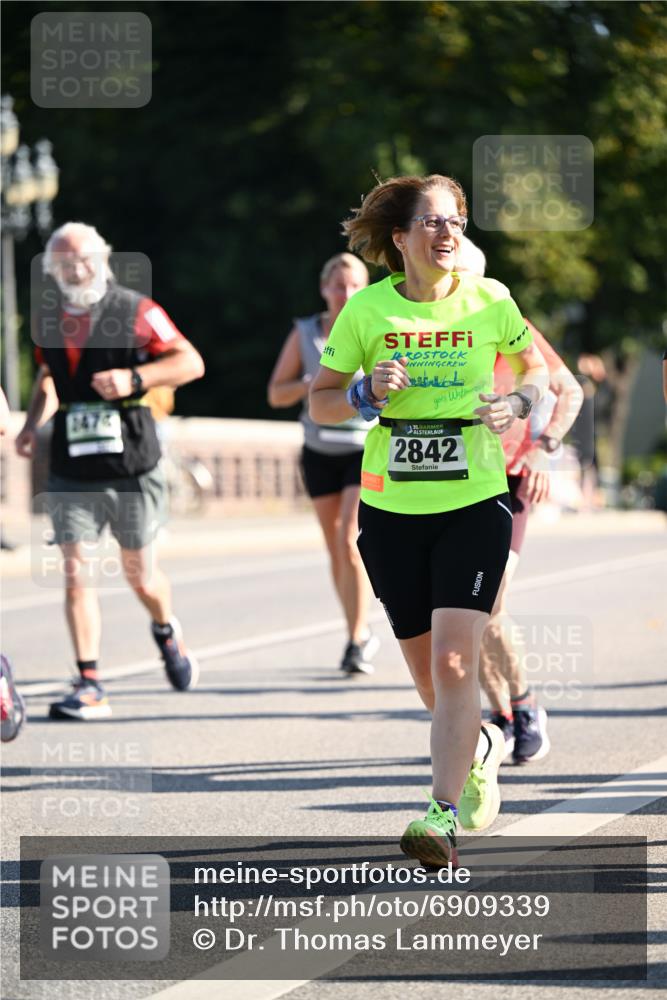 01.09.2024 - BARMER Alsterlauf Dr. Thomas Lammeyer http://msf.ph/oto/6909339 01.09.2024 09:44:05 Laufen 147, 35, 2842 meine-sportfotos.de