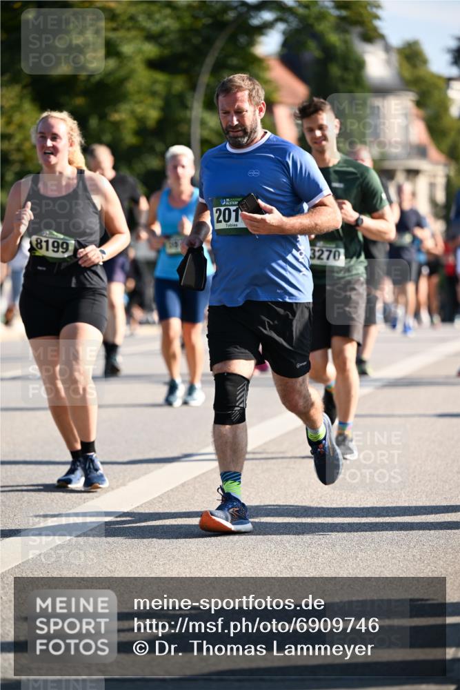 01.09.2024 - BARMER Alsterlauf Dr. Thomas Lammeyer http://msf.ph/oto/6909746 01.09.2024 09:44:23 Laufen 8199, 201, 3270 meine-sportfotos.de