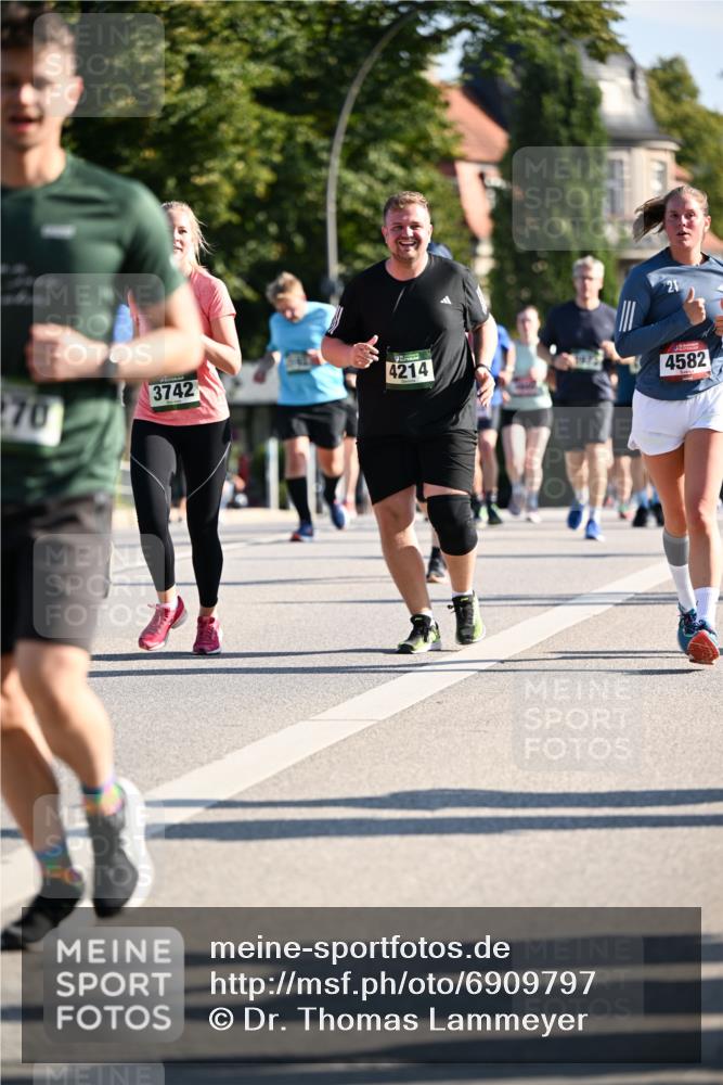 01.09.2024 - BARMER Alsterlauf Dr. Thomas Lammeyer http://msf.ph/oto/6909797 01.09.2024 09:44:25 Laufen 3742, 270, 4214, 21, 4582 meine-sportfotos.de