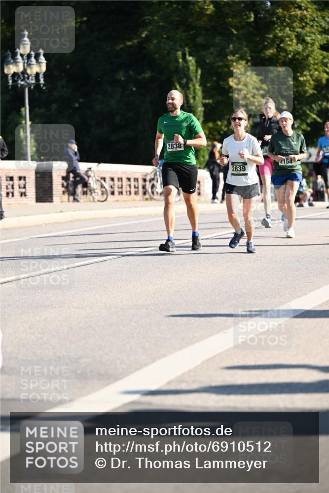 01.09.2024 - BARMER Alsterlauf Dr. Thomas Lammeyer http://msf.ph/oto/6910512 01.09.2024 09:44:53 Laufen 2838, 2154, 2839 meine-sportfotos.de