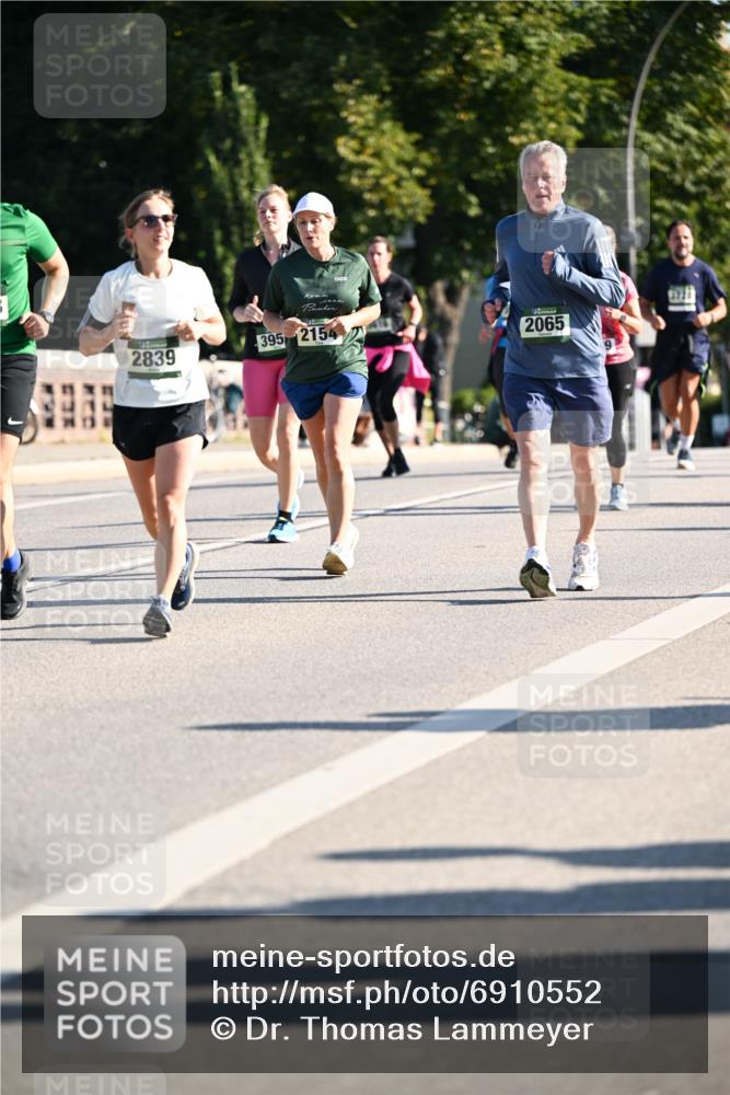 01.09.2024 - BARMER Alsterlauf Dr. Thomas Lammeyer http://msf.ph/oto/6910552 01.09.2024 09:44:54 Laufen 2839, 395, 2154, 2065 meine-sportfotos.de