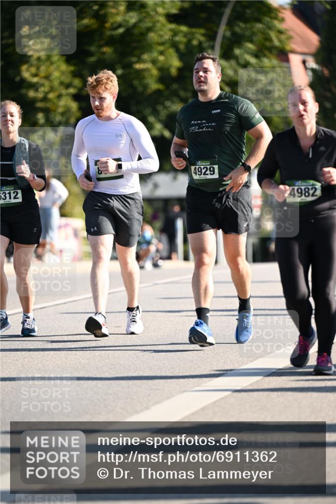 01.09.2024 - BARMER Alsterlauf Dr. Thomas Lammeyer http://msf.ph/oto/6911362 01.09.2024 09:45:32 Laufen 5312, 4929, 4982 meine-sportfotos.de
