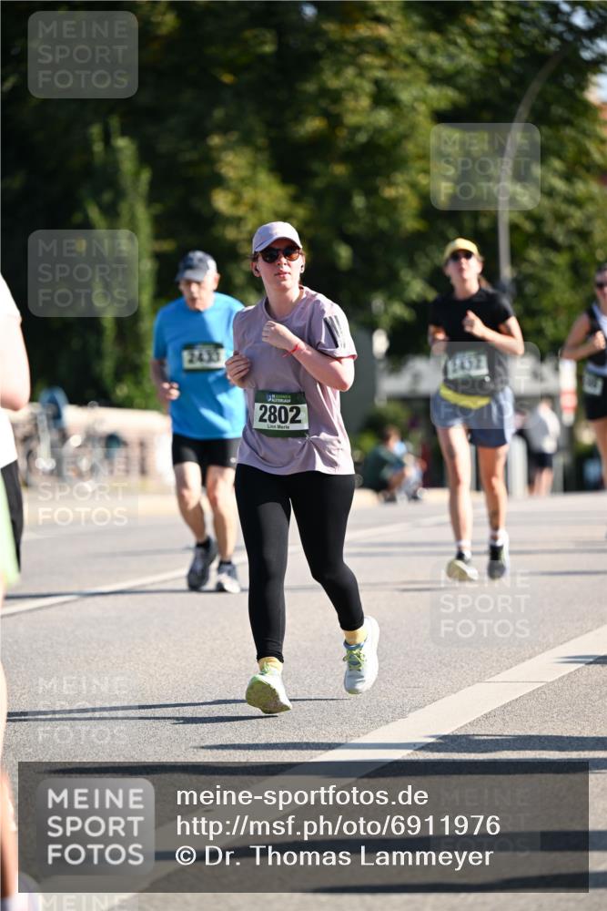 01.09.2024 - BARMER Alsterlauf Dr. Thomas Lammeyer http://msf.ph/oto/6911976 01.09.2024 09:45:54 Laufen 2433, 2802, 2432 meine-sportfotos.de