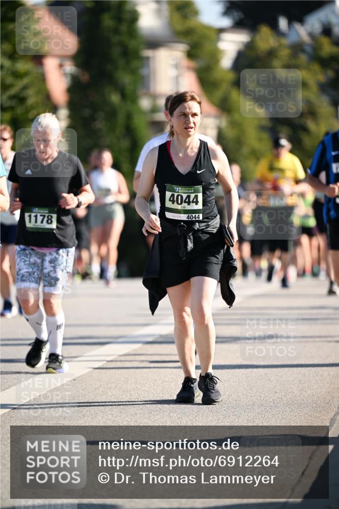 01.09.2024 - BARMER Alsterlauf Dr. Thomas Lammeyer http://msf.ph/oto/6912264 01.09.2024 09:46:06 Laufen 1178, 35, 4044, 4044 meine-sportfotos.de