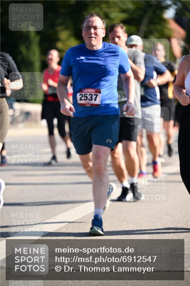 01.09.2024 - BARMER Alsterlauf Dr. Thomas Lammeyer http://msf.ph/oto/6912547 01.09.2024 09:46:17 Laufen 2537 meine-sportfotos.de