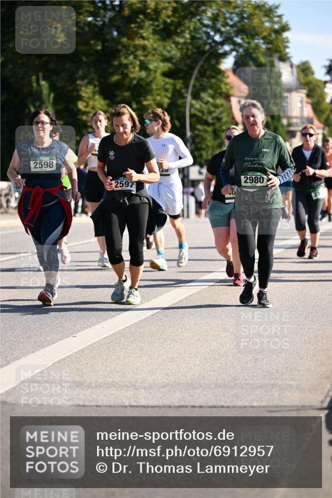 01.09.2024 - BARMER Alsterlauf Dr. Thomas Lammeyer http://msf.ph/oto/6912957 01.09.2024 09:46:35 Laufen 2598, 2597, 2980, 21 meine-sportfotos.de