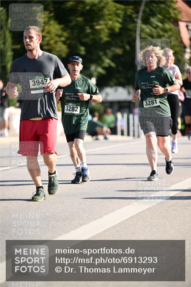 01.09.2024 - BARMER Alsterlauf Dr. Thomas Lammeyer http://msf.ph/oto/6913293 01.09.2024 09:46:49 Laufen 3947, 39, 3282, 3281 meine-sportfotos.de