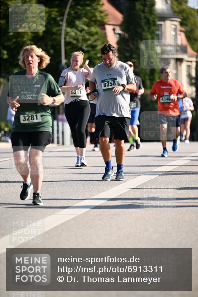 01.09.2024 - BARMER Alsterlauf Dr. Thomas Lammeyer http://msf.ph/oto/6913311 01.09.2024 09:46:50 Laufen 3281, 5311, 8355, 4348 meine-sportfotos.de