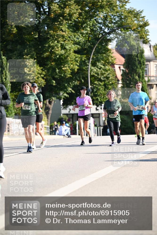 01.09.2024 - BARMER Alsterlauf Dr. Thomas Lammeyer http://msf.ph/oto/6915905 01.09.2024 09:48:36 Laufen 3210, 2, 3221, 2872, 2805 meine-sportfotos.de