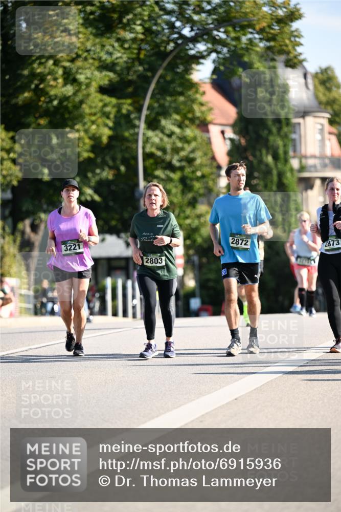 01.09.2024 - BARMER Alsterlauf Dr. Thomas Lammeyer http://msf.ph/oto/6915936 01.09.2024 09:48:37 Laufen 3221, 2803, 2872, 2873 meine-sportfotos.de