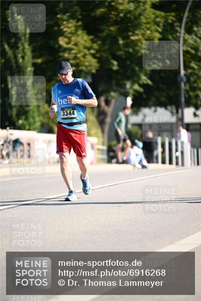 01.09.2024 - BARMER Alsterlauf Dr. Thomas Lammeyer http://msf.ph/oto/6916268 01.09.2024 09:48:48 Laufen 3344 meine-sportfotos.de