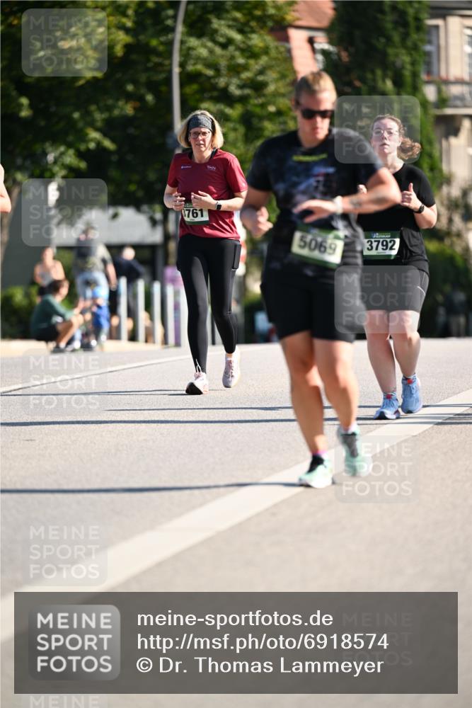 01.09.2024 - BARMER Alsterlauf Dr. Thomas Lammeyer http://msf.ph/oto/6918574 01.09.2024 09:50:47 Laufen 3761, 5069, 3792 meine-sportfotos.de