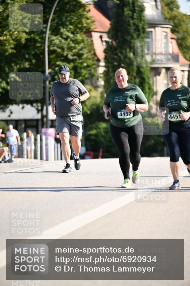 01.09.2024 - BARMER Alsterlauf Dr. Thomas Lammeyer http://msf.ph/oto/6920934 01.09.2024 09:52:59 Laufen 4452, 4451 meine-sportfotos.de