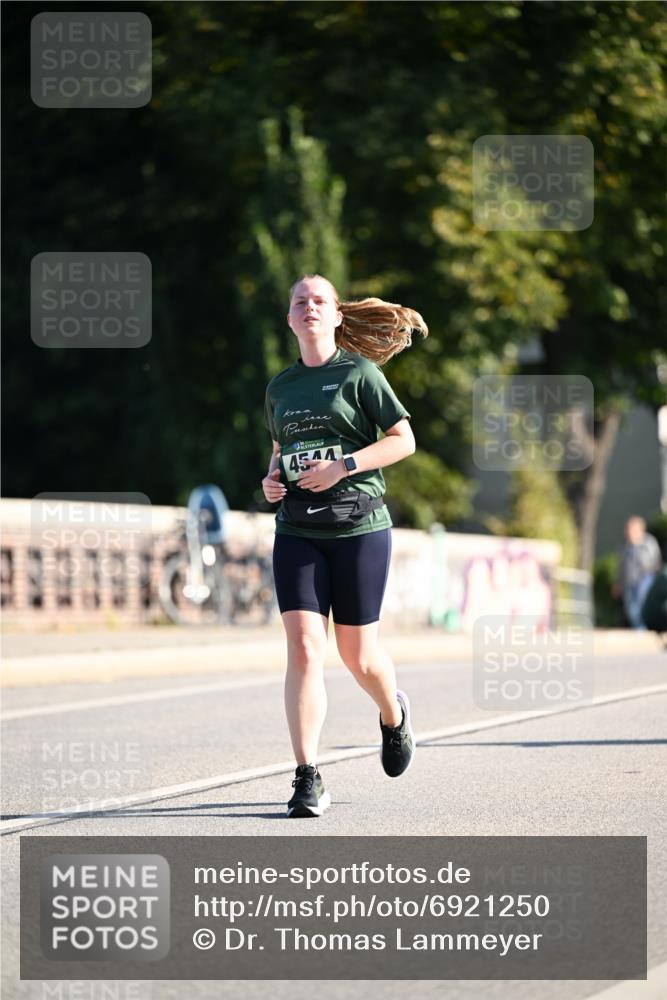 01.09.2024 - BARMER Alsterlauf Dr. Thomas Lammeyer http://msf.ph/oto/6921250 01.09.2024 09:54:04 Laufen 4544 meine-sportfotos.de