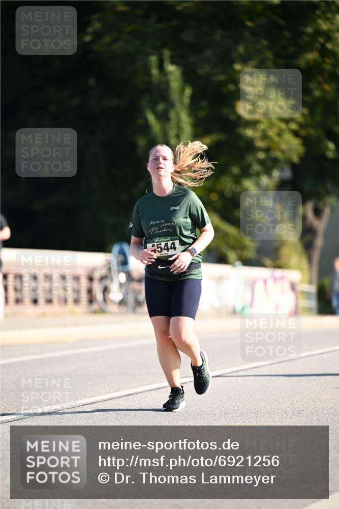 01.09.2024 - BARMER Alsterlauf Dr. Thomas Lammeyer http://msf.ph/oto/6921256 01.09.2024 09:54:04 Laufen 4544 meine-sportfotos.de