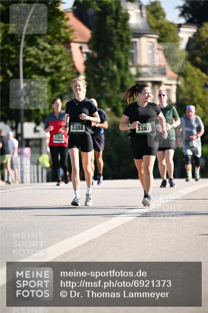 01.09.2024 - BARMER Alsterlauf Dr. Thomas Lammeyer http://msf.ph/oto/6921373 01.09.2024 09:54:10 Laufen 3388, 3387 meine-sportfotos.de