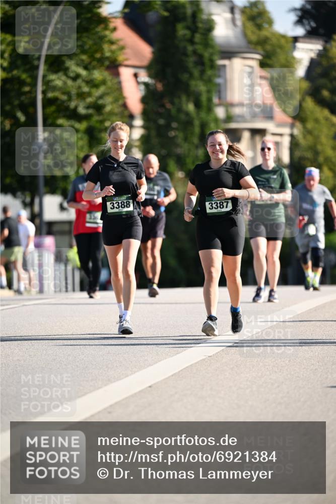 01.09.2024 - BARMER Alsterlauf Dr. Thomas Lammeyer http://msf.ph/oto/6921384 01.09.2024 09:54:11 Laufen 3388, 3387 meine-sportfotos.de