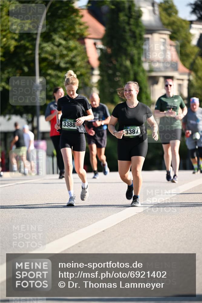 01.09.2024 - BARMER Alsterlauf Dr. Thomas Lammeyer http://msf.ph/oto/6921402 01.09.2024 09:54:11 Laufen 3388, 3387 meine-sportfotos.de