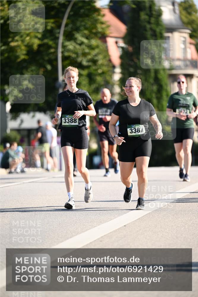 01.09.2024 - BARMER Alsterlauf Dr. Thomas Lammeyer http://msf.ph/oto/6921429 01.09.2024 09:54:12 Laufen 3388, 3387 meine-sportfotos.de