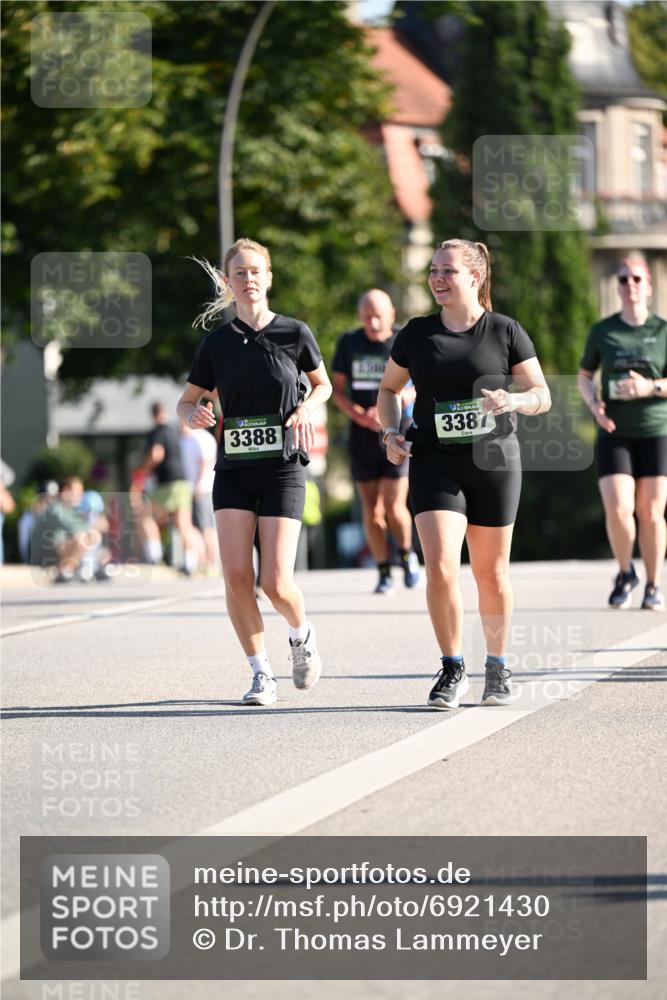 01.09.2024 - BARMER Alsterlauf Dr. Thomas Lammeyer http://msf.ph/oto/6921430 01.09.2024 09:54:12 Laufen 3388, 3387 meine-sportfotos.de