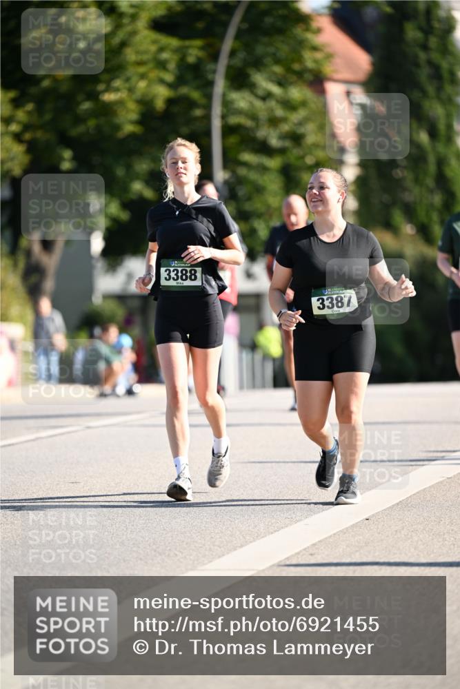 01.09.2024 - BARMER Alsterlauf Dr. Thomas Lammeyer http://msf.ph/oto/6921455 01.09.2024 09:54:13 Laufen 3388, 3387 meine-sportfotos.de