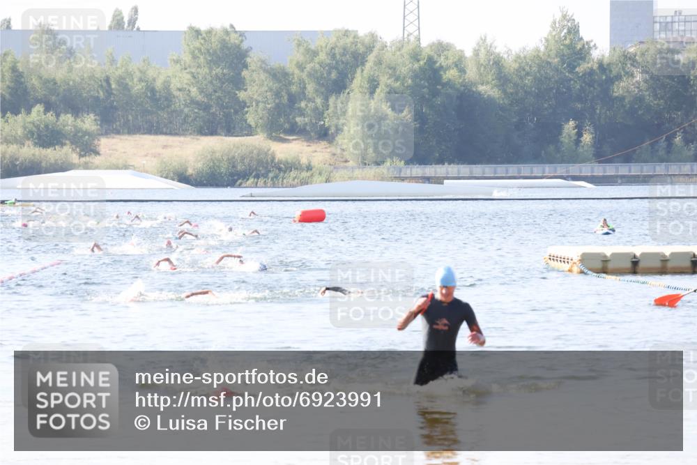 01.09.2024 - 17. Tribühne Triathlon Luisa Fischer http://msf.ph/oto/6923991 01.09.2024 10:21:25 Schwimmen 256, 294 meine-sportfotos.de