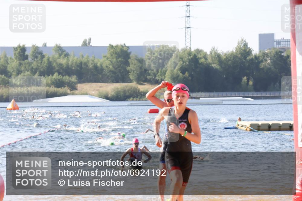01.09.2024 - 17. Tribühne Triathlon Luisa Fischer http://msf.ph/oto/6924192 01.09.2024 10:22:29 Schwimmen 246, 253, 270, 277, 292, 306 meine-sportfotos.de