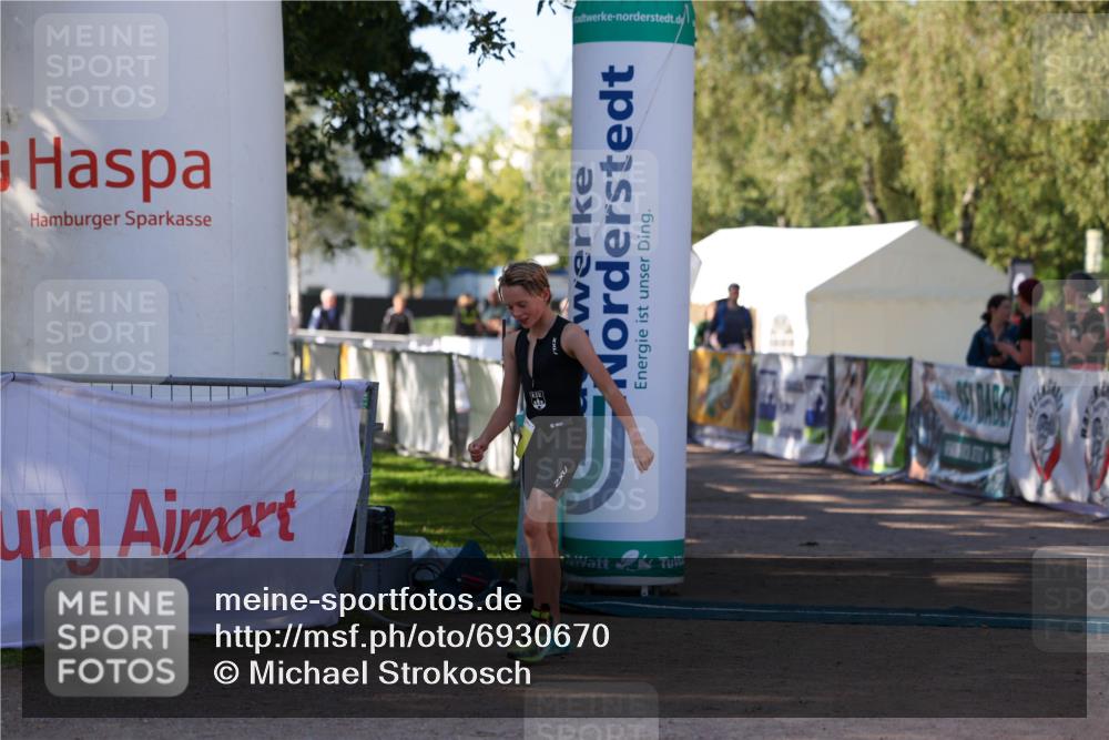 01.09.2024 - 17. Tribühne Triathlon Michael Strokosch http://msf.ph/oto/6930670 01.09.2024 09:45:02 Ziel 117 meine-sportfotos.de