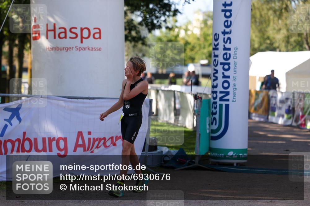 01.09.2024 - 17. Tribühne Triathlon Michael Strokosch http://msf.ph/oto/6930676 01.09.2024 09:45:03 Ziel 117 meine-sportfotos.de