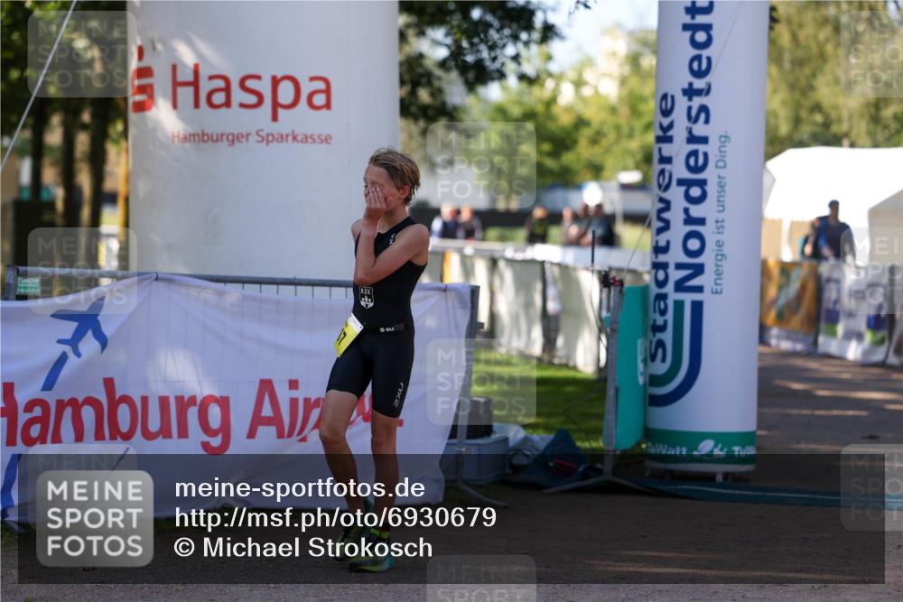 01.09.2024 - 17. Tribühne Triathlon Michael Strokosch http://msf.ph/oto/6930679 01.09.2024 09:45:04 Ziel 117 meine-sportfotos.de
