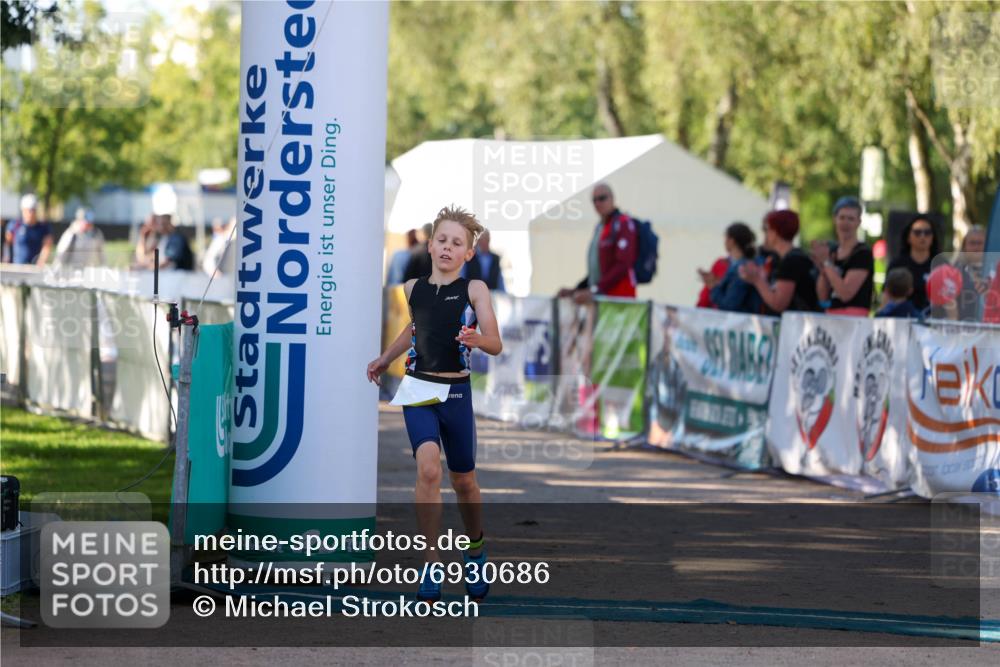 01.09.2024 - 17. Tribühne Triathlon Michael Strokosch http://msf.ph/oto/6930686 01.09.2024 09:45:29 Ziel 72 meine-sportfotos.de