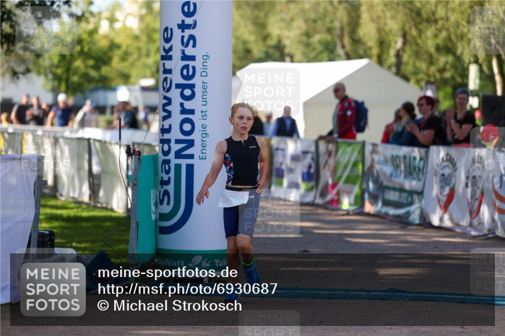 01.09.2024 - 17. Tribühne Triathlon Michael Strokosch http://msf.ph/oto/6930687 01.09.2024 09:45:30 Ziel 72 meine-sportfotos.de