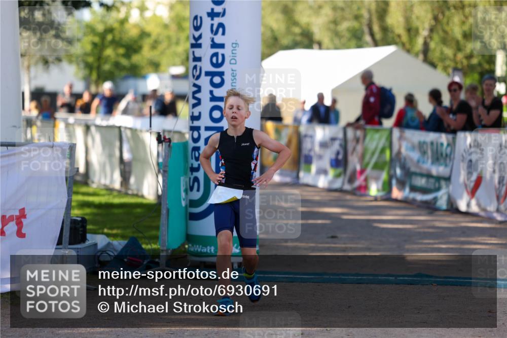 01.09.2024 - 17. Tribühne Triathlon Michael Strokosch http://msf.ph/oto/6930691 01.09.2024 09:45:30 Ziel 72 meine-sportfotos.de