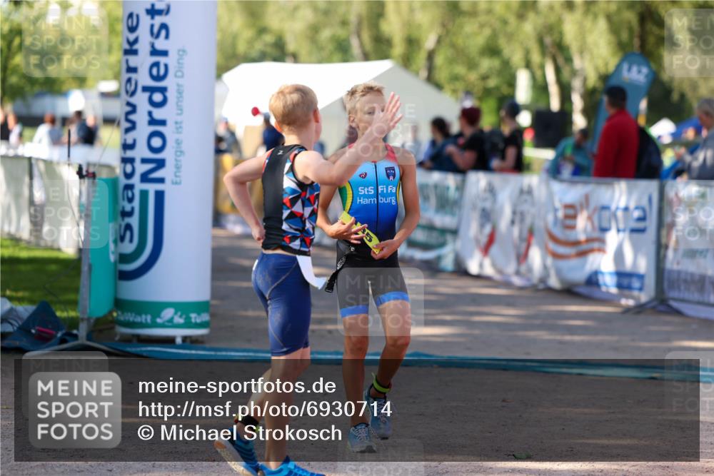 01.09.2024 - 17. Tribühne Triathlon Michael Strokosch http://msf.ph/oto/6930714 01.09.2024 09:45:40 Ziel 135 meine-sportfotos.de