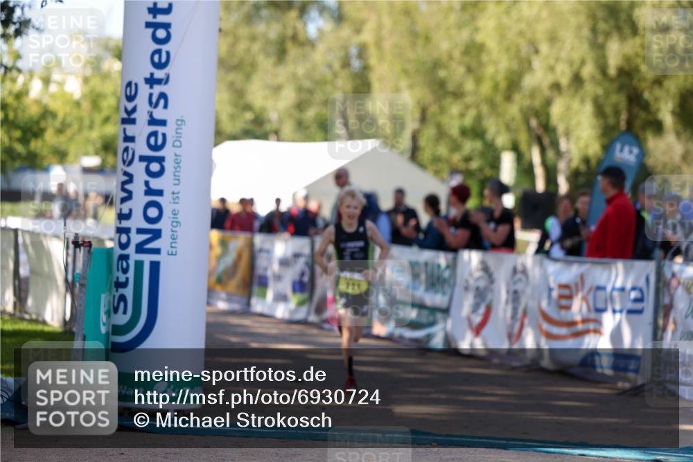 01.09.2024 - 17. Tribühne Triathlon Michael Strokosch http://msf.ph/oto/6930724 01.09.2024 09:46:08 Ziel 111 meine-sportfotos.de