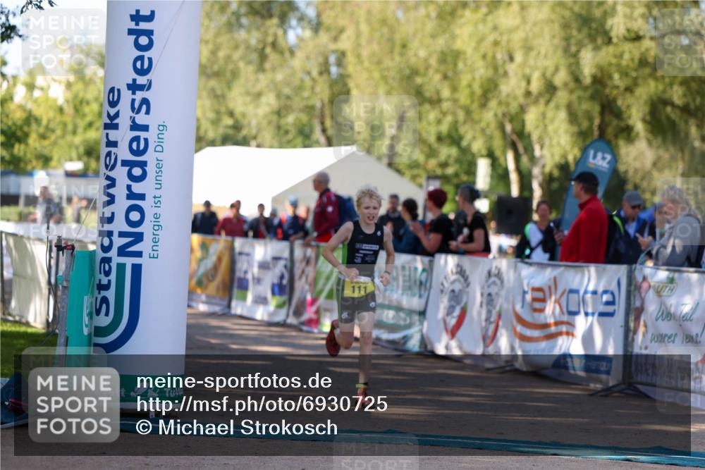 01.09.2024 - 17. Tribühne Triathlon Michael Strokosch http://msf.ph/oto/6930725 01.09.2024 09:46:08 Ziel 111 meine-sportfotos.de