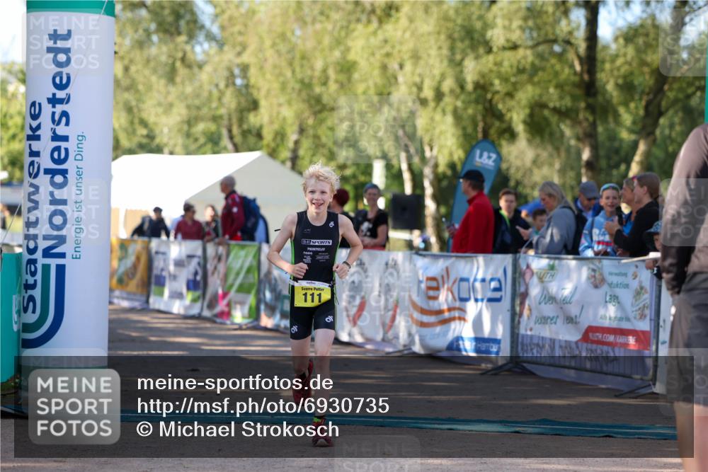 01.09.2024 - 17. Tribühne Triathlon Michael Strokosch http://msf.ph/oto/6930735 01.09.2024 09:46:10 Ziel 111 meine-sportfotos.de