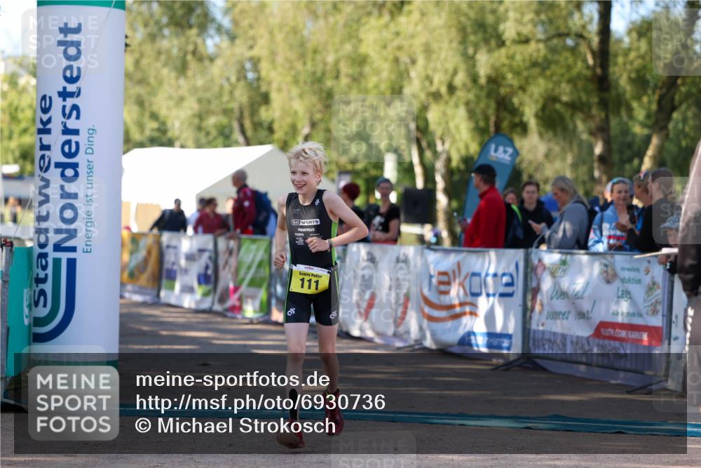 01.09.2024 - 17. Tribühne Triathlon Michael Strokosch http://msf.ph/oto/6930736 01.09.2024 09:46:10 Ziel 111 meine-sportfotos.de