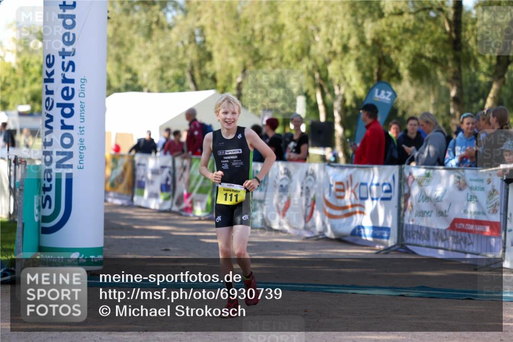 01.09.2024 - 17. Tribühne Triathlon Michael Strokosch http://msf.ph/oto/6930739 01.09.2024 09:46:10 Ziel 111 meine-sportfotos.de