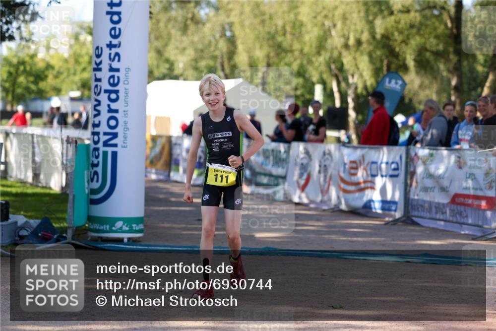 01.09.2024 - 17. Tribühne Triathlon Michael Strokosch http://msf.ph/oto/6930744 01.09.2024 09:46:11 Ziel 111 meine-sportfotos.de