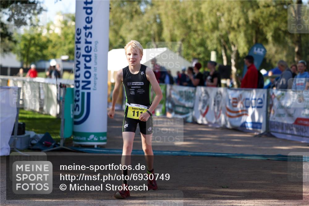 01.09.2024 - 17. Tribühne Triathlon Michael Strokosch http://msf.ph/oto/6930749 01.09.2024 09:46:12 Ziel 111 meine-sportfotos.de