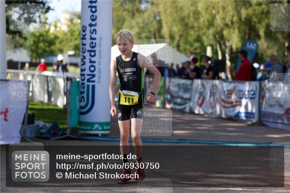 01.09.2024 - 17. Tribühne Triathlon Michael Strokosch http://msf.ph/oto/6930750 01.09.2024 09:46:12 Ziel 111 meine-sportfotos.de