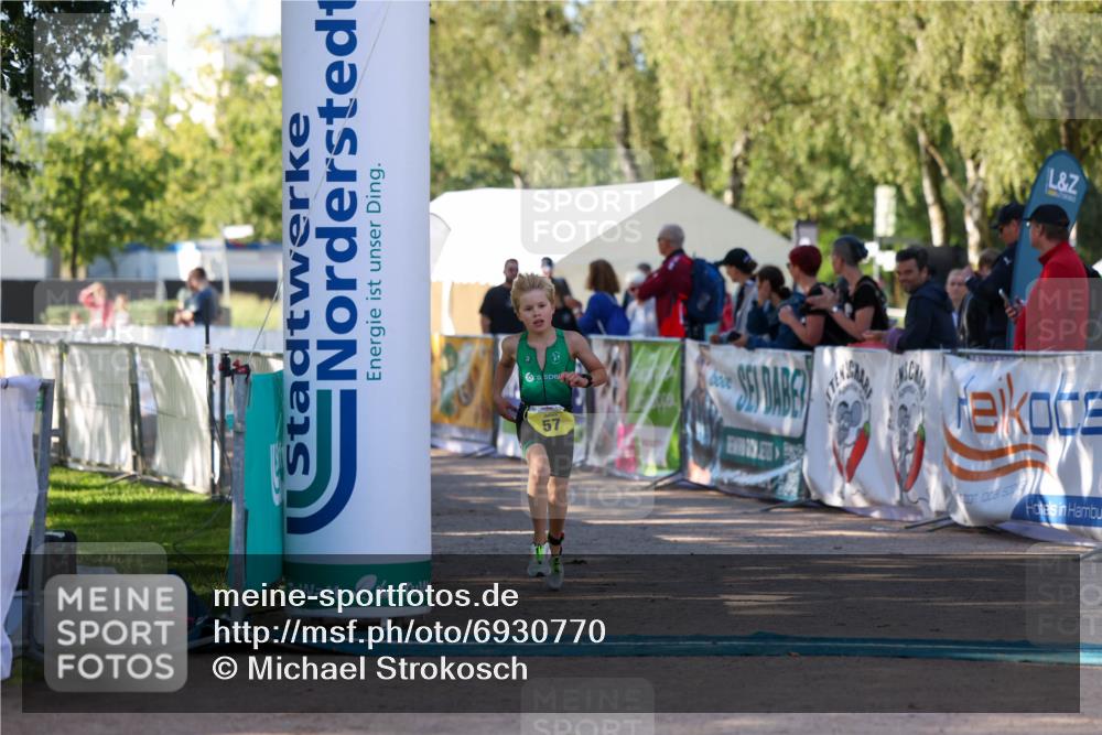 01.09.2024 - 17. Tribühne Triathlon Michael Strokosch http://msf.ph/oto/6930770 01.09.2024 09:46:49 Ziel 57 meine-sportfotos.de