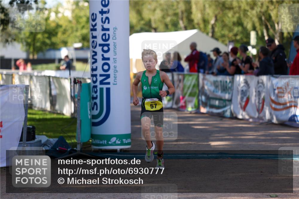 01.09.2024 - 17. Tribühne Triathlon Michael Strokosch http://msf.ph/oto/6930777 01.09.2024 09:46:51 Ziel 57 meine-sportfotos.de