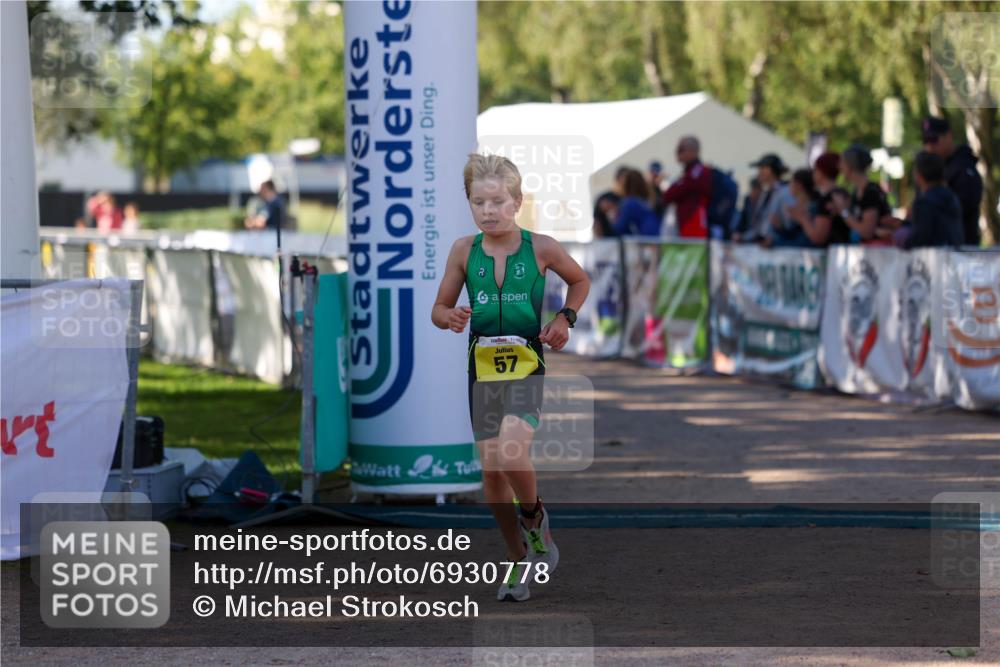 01.09.2024 - 17. Tribühne Triathlon Michael Strokosch http://msf.ph/oto/6930778 01.09.2024 09:46:51 Ziel 57 meine-sportfotos.de