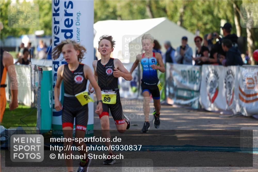01.09.2024 - 17. Tribühne Triathlon Michael Strokosch http://msf.ph/oto/6930837 01.09.2024 09:47:42 Ziel 67, 71, 89, 90, 106, 119 meine-sportfotos.de