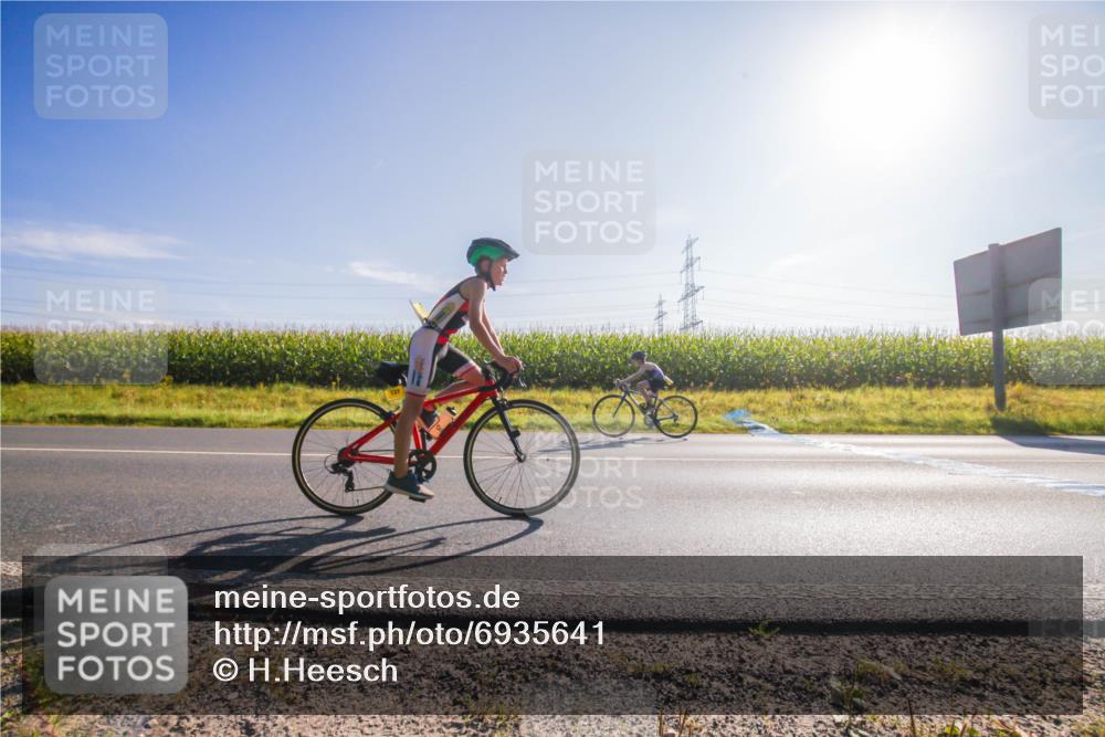 01.09.2024 - 17. Tribühne Triathlon H.Heesch http://msf.ph/oto/6935641 01.09.2024 09:39:27 Radfahren 66, 70, 77, 89, 131 meine-sportfotos.de