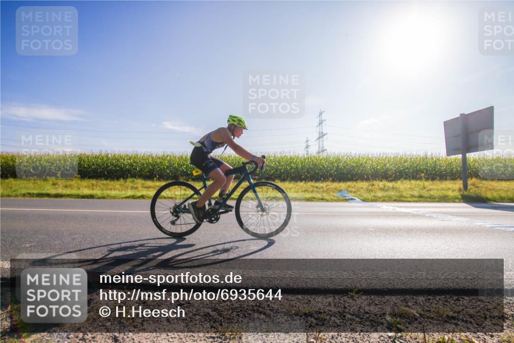 01.09.2024 - 17. Tribühne Triathlon H.Heesch http://msf.ph/oto/6935644 01.09.2024 09:39:29 Radfahren 66, 70, 77, 89, 131 meine-sportfotos.de